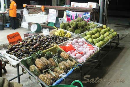 Лавка с фруктами в придорожном рынке на острове в Таиланде