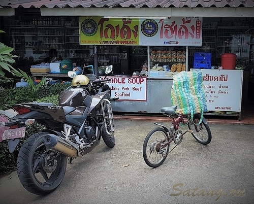 Придорожное кафе - одно из сотен таковых в Таиланде