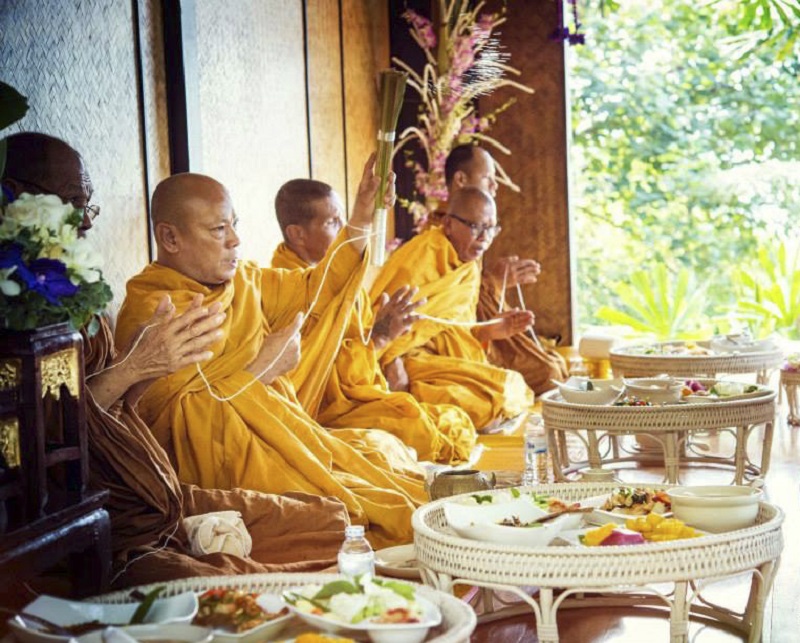 Тайская церемония в буддийском храме