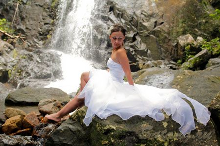 Свадьба на красивом горном водопаде острова